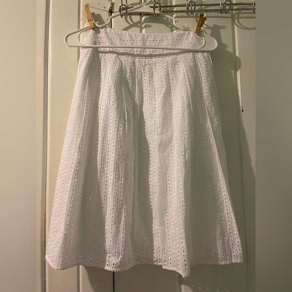 Liz Claiborne white eyelet skirt-size 8 like new - Picture 2 of 4